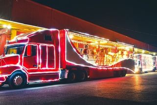 Vánoční kamion Coca-Cola už projel Prahou. Kam v Čechách a Moravě míří dál?