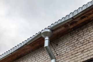 Úřady přitvrzují: Za špatně svedené okapy na pozemku hrozí pokuta až 100 000 Kč