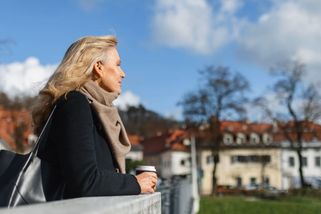 Zdena (49): V tramvaji jsem pustila sednout stařečka. Pak jsem v jeho očích poznala lásku z mládí