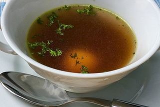 Žádný kal ani slabá chuť: Jak na vývar, který je silný jako noha od stolu a osloví i gurmány