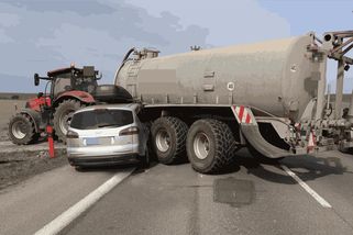 Střet traktoru s vozidlem skončil zraněním | hasici.cz