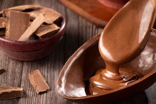 Kinder vajíčka si vyrobíte doma už ze 2 surovin. Za zlomek ceny a nepotřebujete ani formu