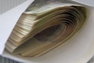 Půl milionu v hotovosti předal muž podvodníkovi přímo před bankou - Novinky