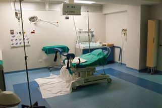 Porodní asistentka zpanikařila a utekla ze sálu. Otec v Británii pomohl dceři na svět sám