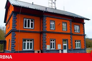 Kritizované oranžové nádraží v Pacově projde úpravami. Správa železnic uznala chybu