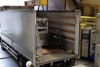 Antihmota na projížďce. Vědci z CERNu ji poprvé vezli v nákladním autě