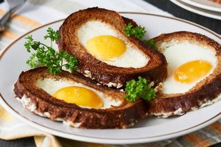 Stačí vykrojit otvor do chleba a rozklepnout vejce. Snídaně hotová za pár minut