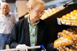 Právník má jasno. Při snížení valorizace penzí neb...