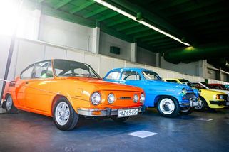 Na Retro Garáži 2025 se prodalo úplně vše. Slavná jawa šla za raketu, překvapila i pomerančová Škoda 110 R. Takovou cenu snad ani nemá - Garáž.cz