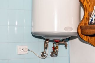 Vypněte tento spotřebič. Při stálém provozu vám sežere 6 000 Kč ročně