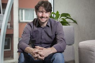 Fotovoltaika nestačí, říká energetik. Domácnosti zbytečně přicházejí o tisíce