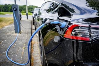 Jak využít fotovoltaiku naplno s baterií a automobilem