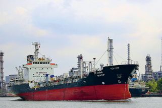 Íránci zaútočili na ropný přístav Fudžajra i letiště v Dubaji. Lety z Prahy byly zrušeny, cena ropy opět stoupla