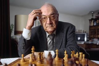 Květy | Viktor Korčnoj se vzepřel Sojuzu i šachovému osudu. Jako rebel emigroval, zůstal však králem bez koruny