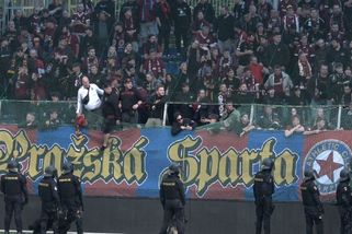 Promáčený Priske, Preciado s pokřikem i Rosický na ochoze. Jak Sparta slavila titul? - Sport.cz