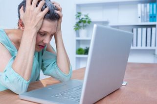 Chtěla prodat šaty, přišla o sto tisíc - Novinky