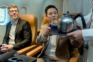 Nepijte kávu a čaj v letadlech, varuje doktor na základě výsledků tříleté studie - Novinky