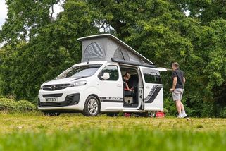 Žijeme se třemi dětmi v dodávce a cestujeme. Lidé nám píší, že jsme nezodpovědní hazardéři - Médium.cz