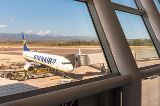 Pasažér na Mallorce při hádce kvůli velikosti zavazadla brutálně napadl agenta společnosti Ryanair - Novinky