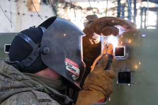 Ruský bič na drony: Na frontě operuje obrněnec s rotujícími lany, nepotřebuje střílet