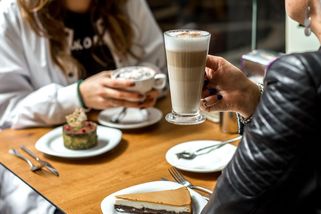 Bylo deset dopoledne a kavárny plné důchodců. Pak že se mají špatně - Médium.cz
