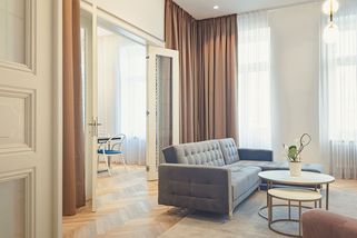 Modrý byt v historickém domě v centru Prahy. Vyzařuje atmosféru, genia loci i pohodlí - Proženy.cz