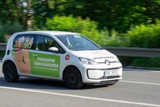 Konec „tašek zadarmo“. Rohlík zavedl poplatek a vsází na vratný systém