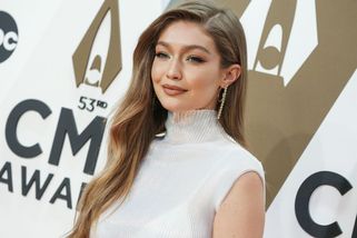 Jak si nechat narůst dlouhé vlasy? Nej tipy a největší chyby - Proženy.cz