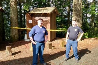 Američanka spadla po hlavě do latríny, když se pokoušela vylovit mobil - Novinky