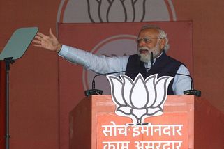 Buď ruské zbraně, anebo sankce, tlačí USA na Indii - Novinky