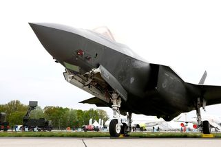 Na berlínském letišti nouzově přistály dvě americké stíhačky - Novinky