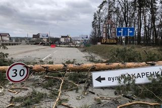 Obří kolona mířící na Kyjev se zřejmě dala do pohybu. Tisíce civilistů prchají z Irpině - Novinky
