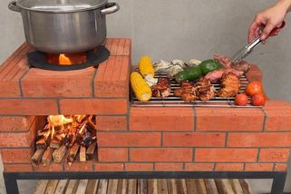 Kamna postavená z cihel za jedno odpoledne. Umožňují vařit a grilovat současně