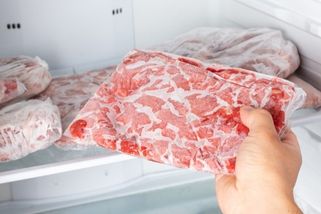 Víte, jak správně rozmrazit maso? Dali jsme dohromady chyby, které dělá většina lidí a riskuje tak zdraví