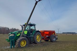 Sloup vysokého napětí spadl po nehodě s pracovním strojem, hasiči zasahovali | hasici.cz