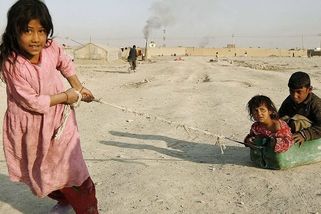 Děti dostaly v Česku oblečení i lego, dospělí psychologa - Novinky