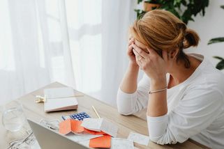 Moje výplata začíná osmičkou, ale končím měsíc v minusu. Kde dělám jako česká matka chybu? - Médium.cz