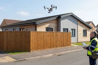 K odhalení černých staveb začaly úřady využívat drony. Doba, kdy za plot nebylo vidět, skončila
