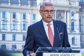 Ministr Dvořák o zdražení benzinu: lidé nebudou tolik jezdit a nedáme vydělat Rusku - Echo24.cz