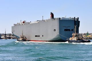 Za požár lodi elektroauta nejspíše nemohou. Zůstala totiž všechna nepoškozena