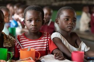 „Měla bys spát s mužem a zbavit se dětského prachu,“ nabádají desetileté holčičky během iniciačních rituálů v Malawi