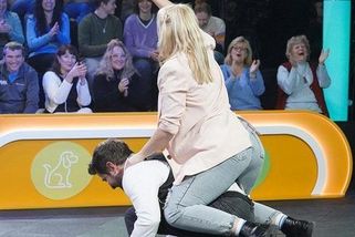 Bizarní podívaná: Anička Slováčková si hrála na psa, asistoval jí seriálový hezounek - Super.cz