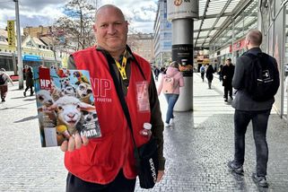 Zaplatí, ale časopis nechtějí. Pomoc lidem bez domova to táhne do minusu - Seznam Zprávy