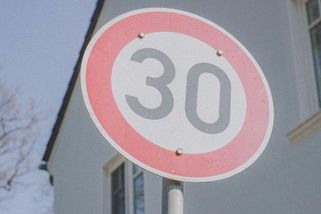 Zaveďme třicítku ve městech i my. Odměnou nám bude čistý vzduch a cyklisté v bezpečí - Médium.cz