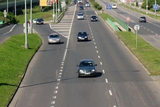 "Pouštíte" na dálnici řidiče z připojovacího pruhu tím, že vjíždíte do levého pruhu? Děláte dopravní přestupek