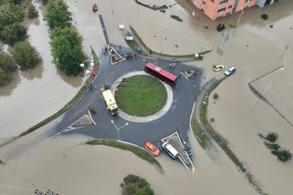 Povodňová vlna z Jeseníků dorazila do Olomouckého kraje, voda zaplavila část Litovle - Novinky