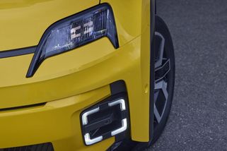 Tenhle stylový prcek má Renaultu zajistit budoucnost. Zamilovaly se do něj davy - Garáž.cz