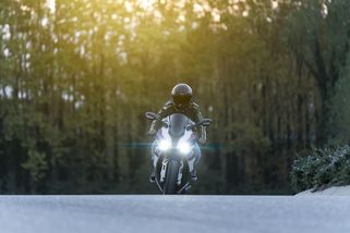 Důchodce při odbočování srazil předjíždějícího motorkáře. Na trest si stěžoval až u Ústavního soudu - Novinky