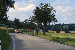 Tragédie na jihu Čech: Auto po srážce vjelo do protisměru, kde smetlo tři motorkáře najednou - Novinky