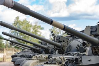 Smrtící marže: Karneval supů a velká upíří oliheň evropské obrany - Médium.cz